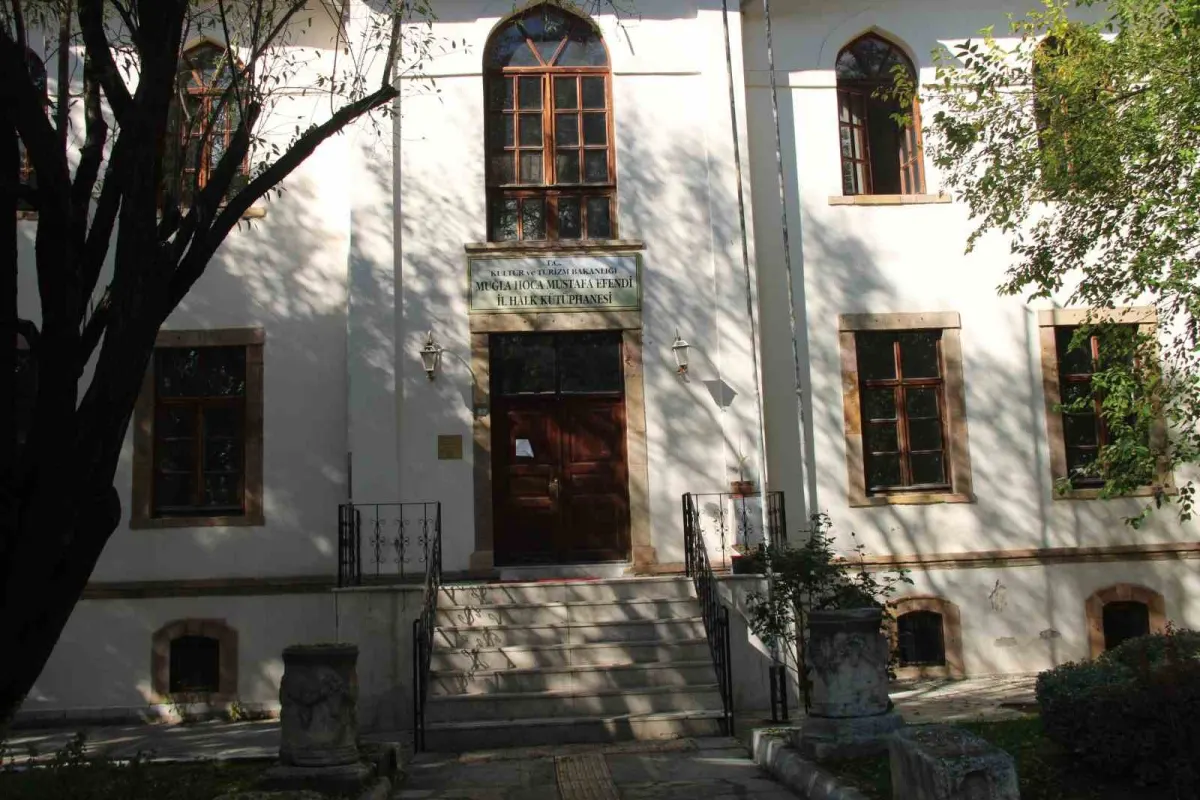 Muğla'da tadilata giren kütüphanenin hizmetleri gezici araçla sürüyor 3