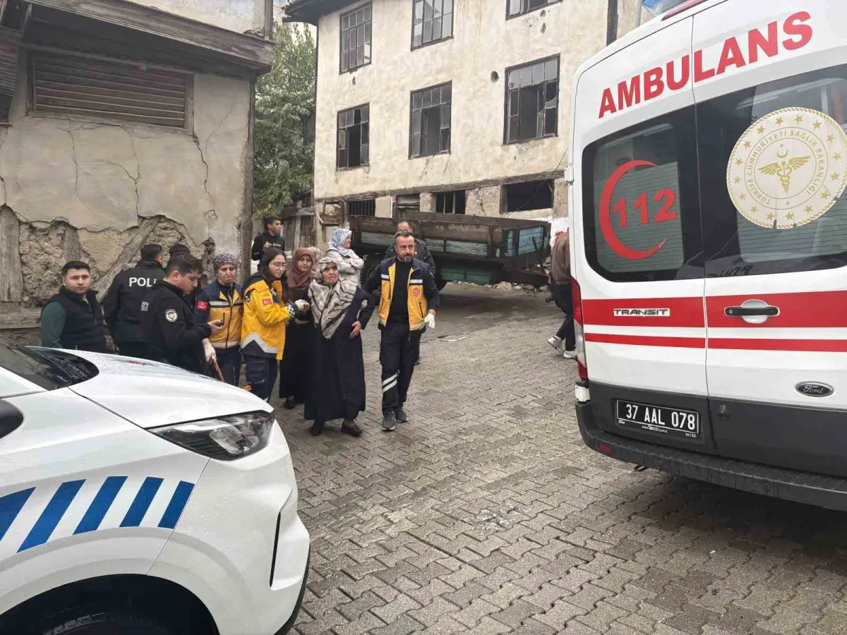 Tosya'da otomobil ile traktör çarpıştı: 1 yaralı 3