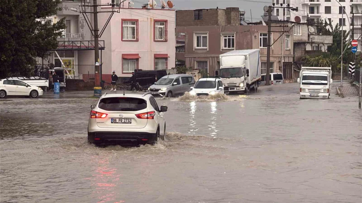 Tarsus'ta sağanak yağış yolları göle çevirdi: Muhtar öğrenciyi kucağında taşıdı 5