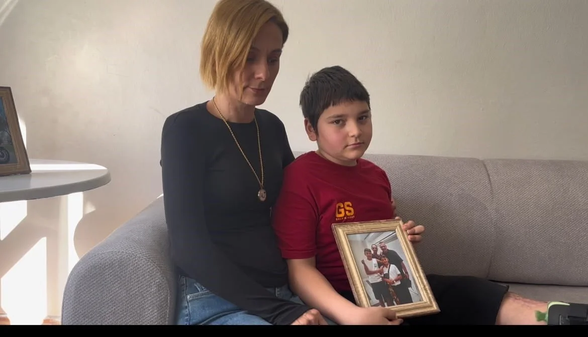 BURSA’DA BABASINI KAZADA KAYBETTİ, 3 AMELİYAT GEÇİRDİ: 12 YAŞINDAKİ CAN’IN BACAĞINDA KALICI HASAR...