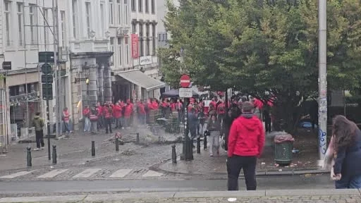 Belçika’nın başkenti Brüksel'de dün sendikaların çağrısıyla düzenlenen protesto gösterilerinde 110...