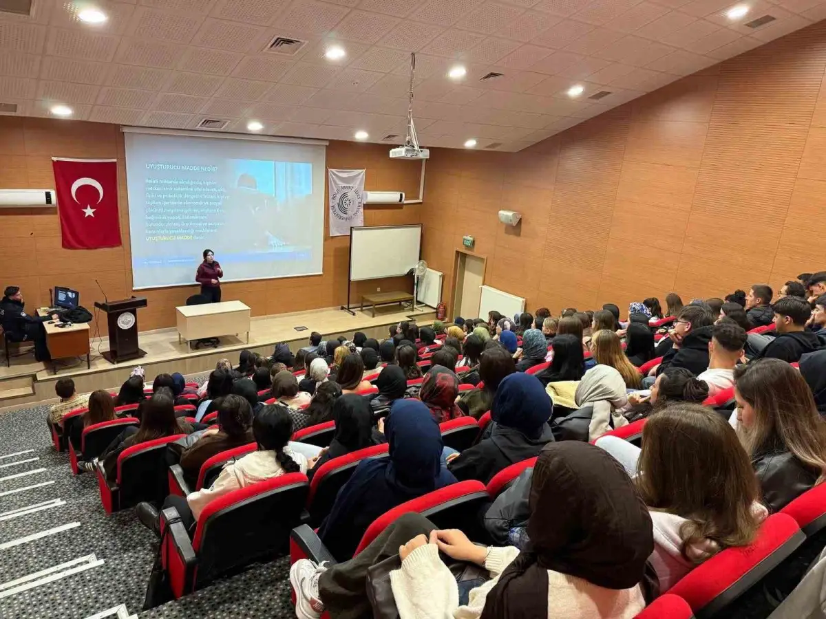 Bolu'da üniversite öğrencilerine madde bağımlılığıyla mücadele eğitimi 3