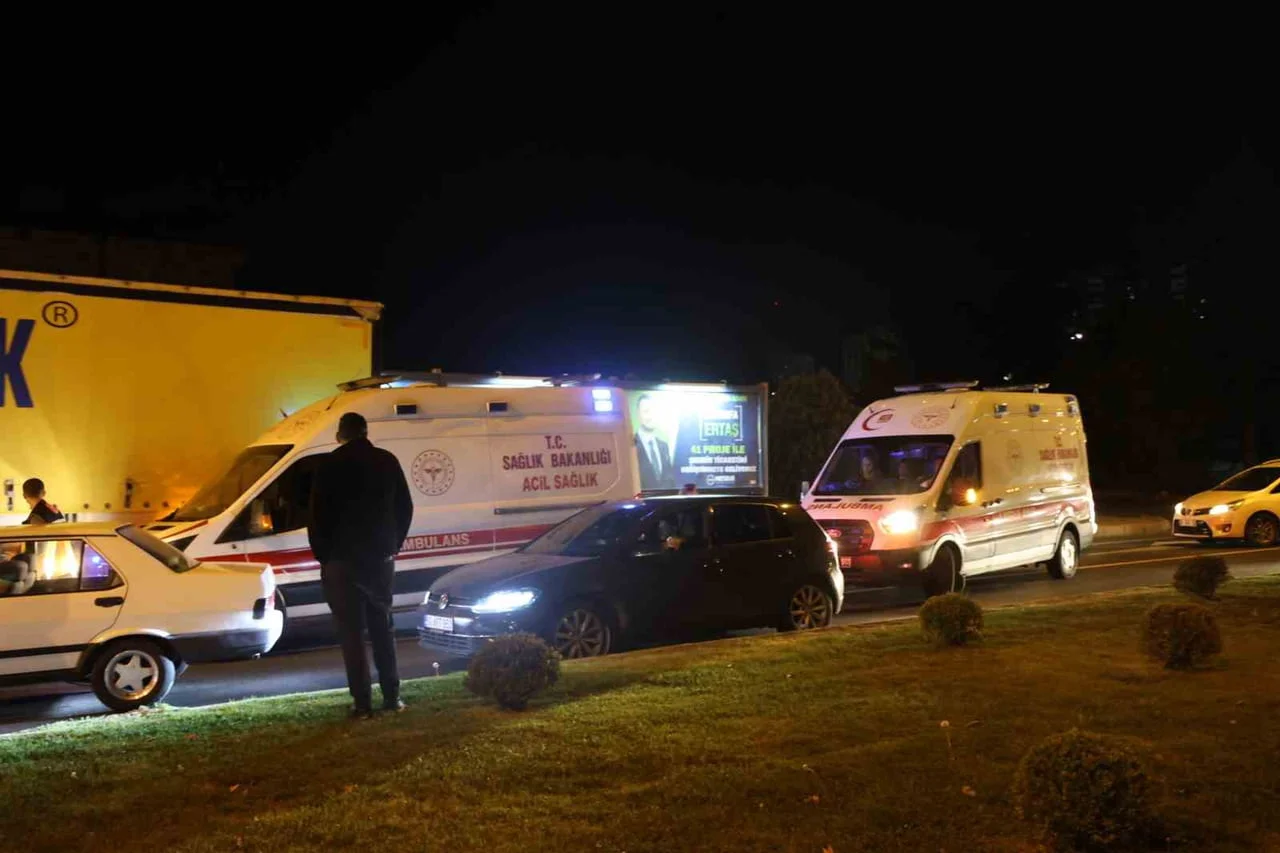 AMBULANSIN İLERLEYEBİLMESİ İÇİN OLUŞTURULAN FERMUAR SİSTEMİNDE BİR SÜRÜCÜNÜN YAPTIĞI YANLIŞ...