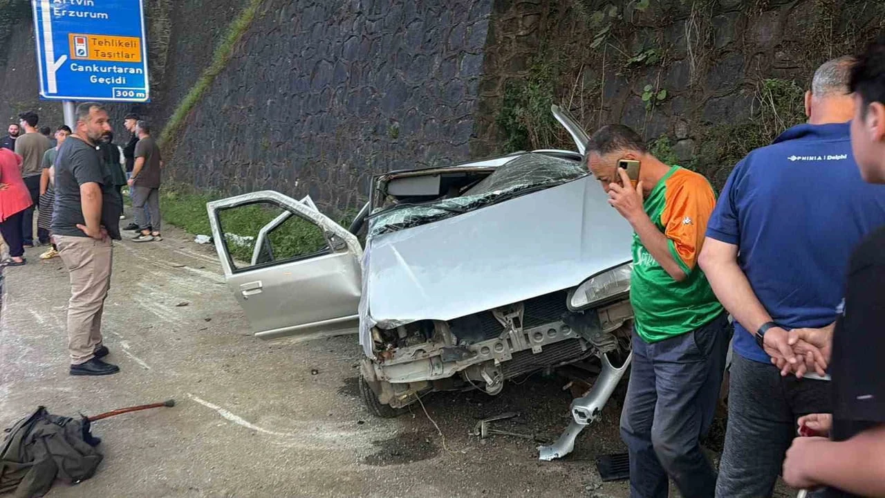 ARTVİN’İN HOPA İLÇESİNDE CENAZE TÖRENİNDEN DÖNEN İKİ KİŞİNİN BULUNDUĞU OTOMOBİL KAZA YAPTI. KAZADA...