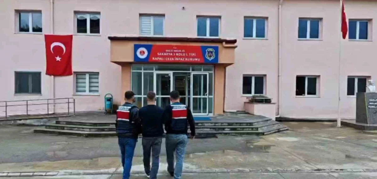 Sakarya'da trafiği birbirine katan uyuşturucu kuryesi kovalamacayla yakalandı 5