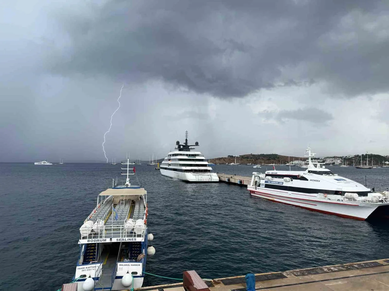 BODRUM İLÇESİNE BAHAMA BAYRAKLI 'EMERALD AZZURRA' İSİMLİ KRUVAZİYER GEMİSİ GELDİ.
