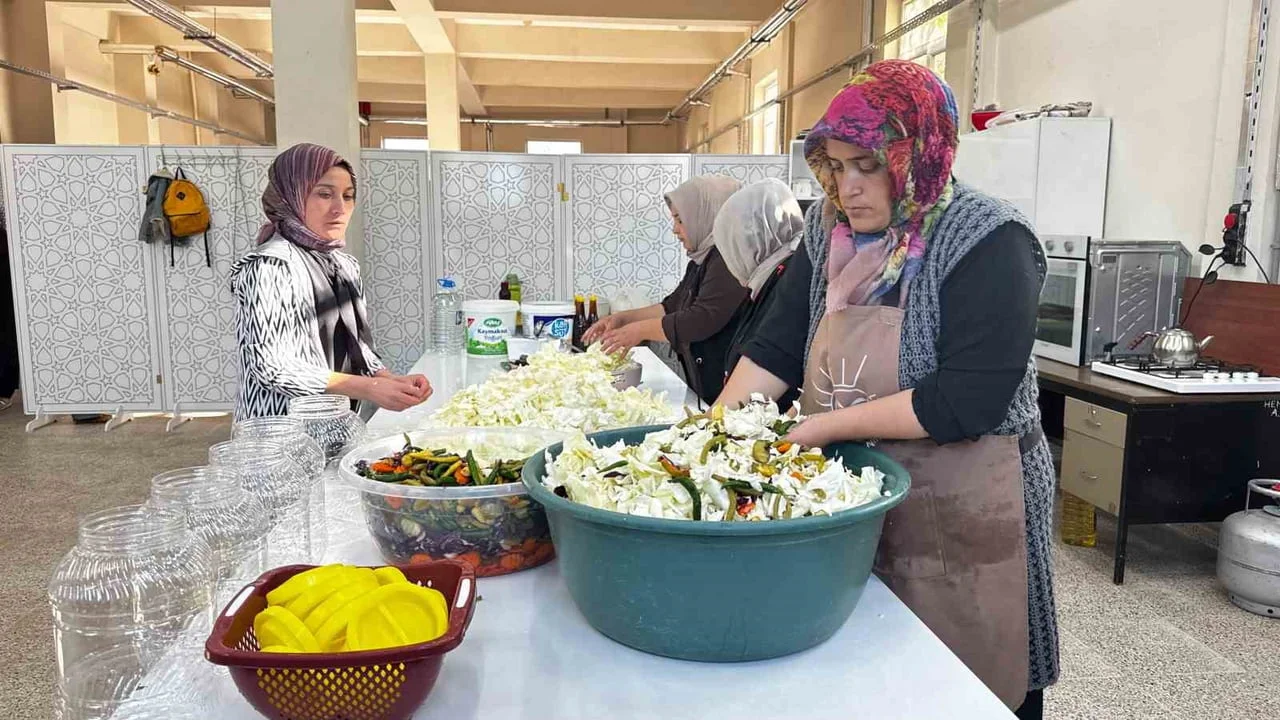 AĞRI'DA ATA TOHUMUYLA YETİŞEN LAHANALAR KIŞ SOFRALARI İÇİN TURŞUYA DÖNÜŞÜYOR