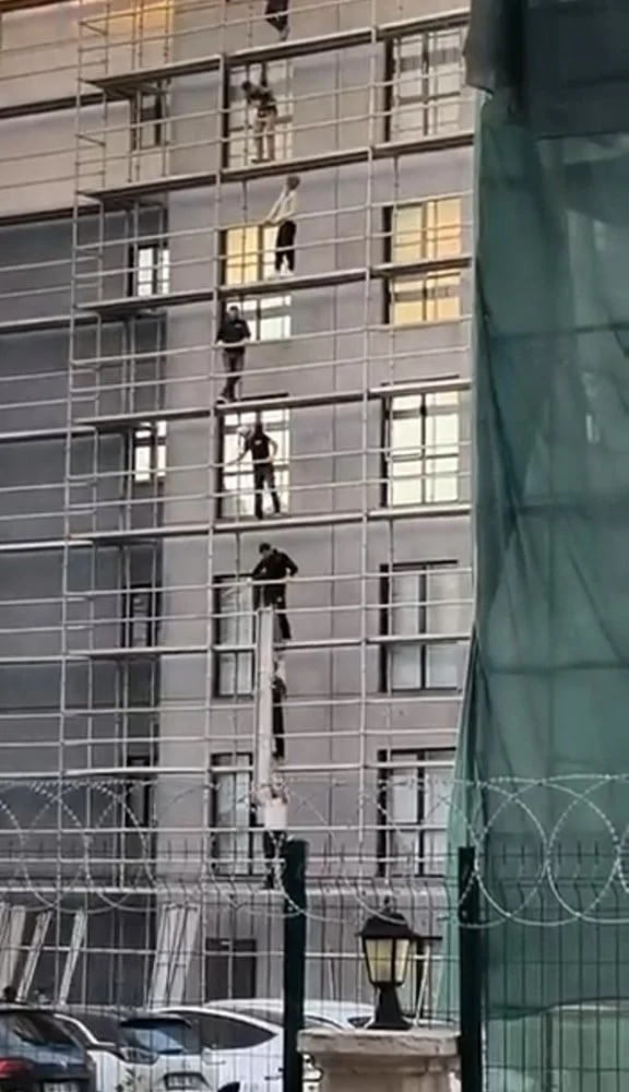 BURSA’DA İNŞAAT İŞÇİLERİNİN GÜVENLİK ÖNLEMİ ALMADAN ÇALIŞMASI DİKKAT ÇEKTİ