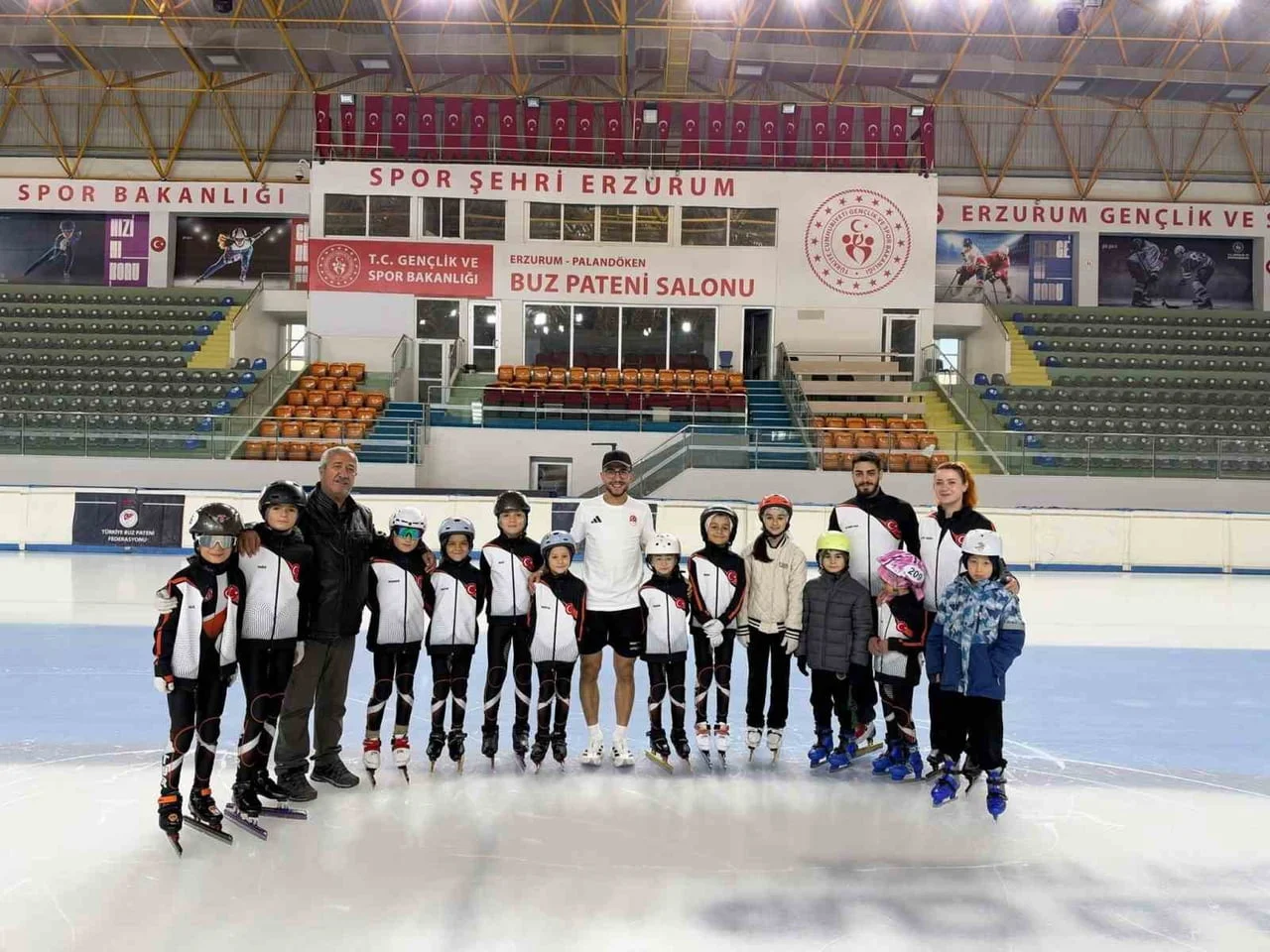 TÜRKİYE BUZ PATENİ FEDERASYONU OLİMPİK SPORCUSU, DÜNYA VE AVRUPA ÜÇÜNCÜSÜ FURKAN AKAR, SHORT TRACK...