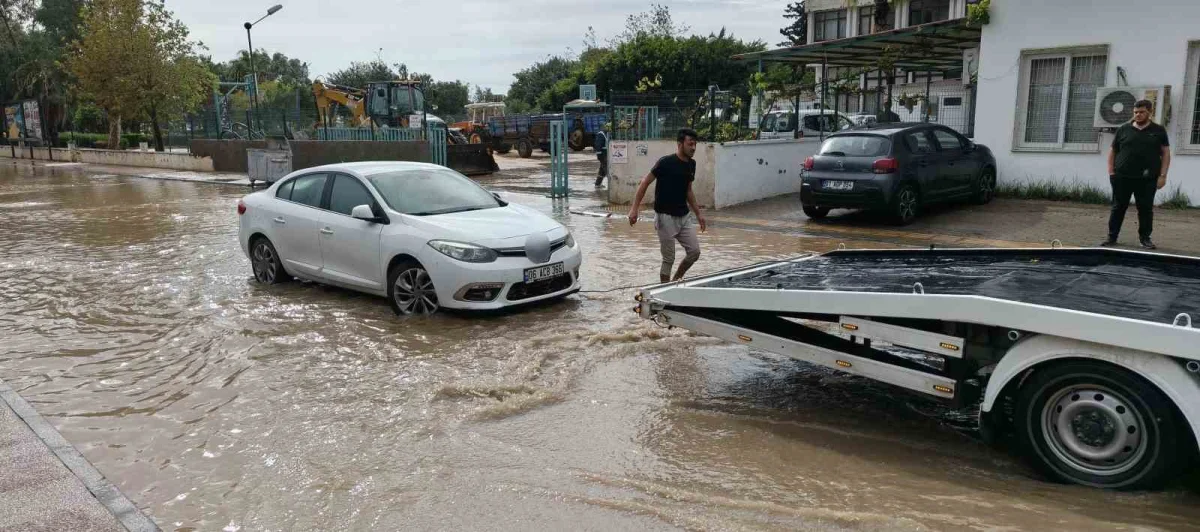 Mersin'de şiddetli yağış cadde ve tarım arazilerini sular altında bıraktı 1