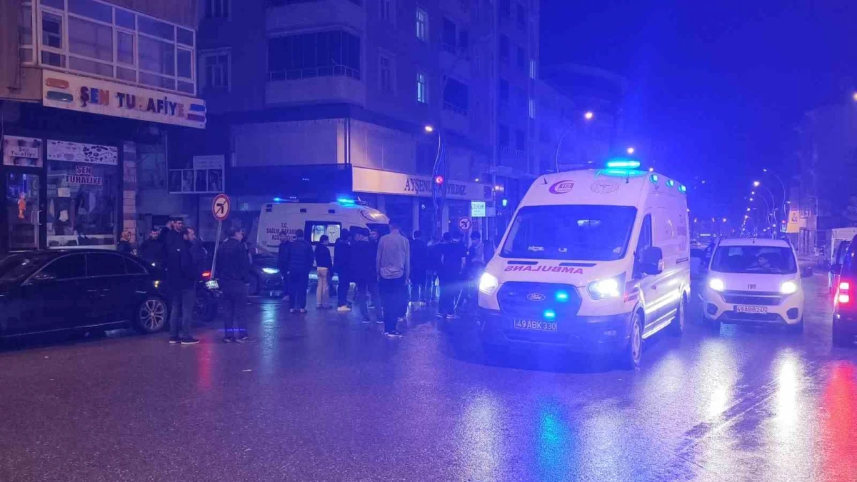 Muş'ta otomobil ile motosiklet çarpıştı: 2 kişi yaralandı 3