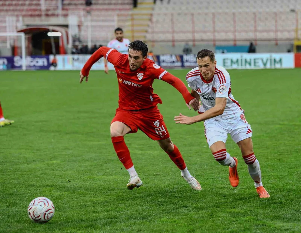 TRENDYOL 1. LİG'İN 10. HAFTASINDA OYNANAN ÜMRANİYESPOR - BOLUSPOR MÜSABAKASINDA YOĞUN YAĞMUR...