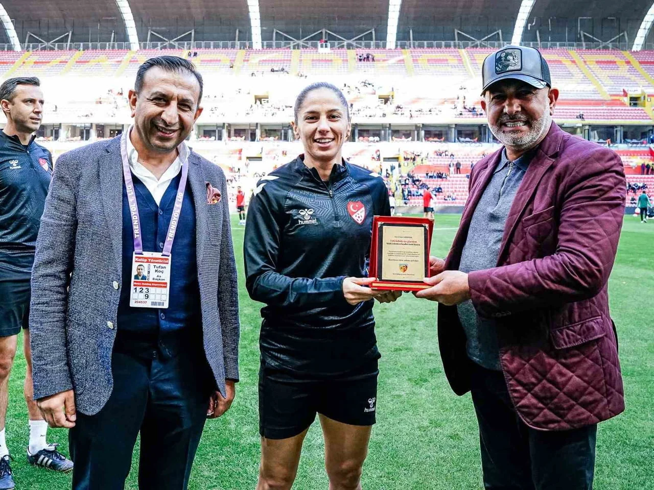 KAYSERİSPOR BAŞKANI ALİ ÇAMLI; HAKEM ASEN ALBAYRAK’A 'HOŞGELDİN' DİYEREK PLAKET VERDİ, MİNİKLER DE...