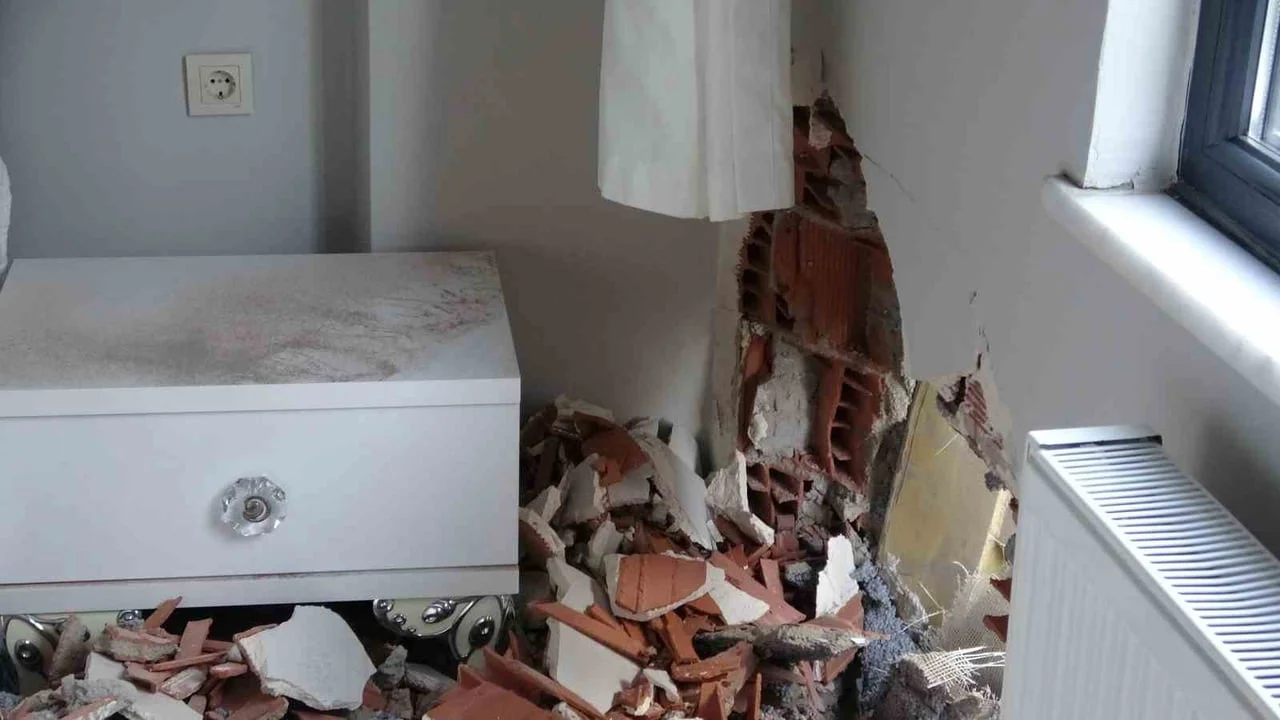 PENDİK’TE İNŞAAT ALANINDAN HAFRİYAT ALAN KAMYON, İDDİAYA GÖRE FRENİNDE MEYDANA GELEN SORUN...