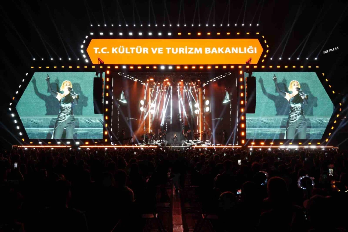 Derya Uluğ, İzmir Kültür Yolu Festivali'nde Gündoğdu Meydanı'nı dolduran binlerce müziksevere konser verdi 2