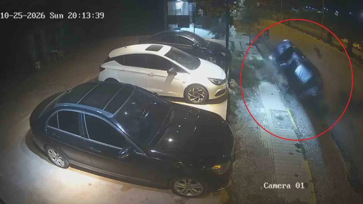 Antakya'da kontrolden çıkan otomobil park halindeki araca çarptı 1