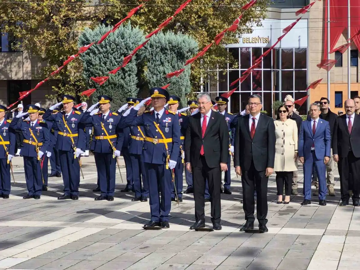 Eskişehir'de 29 Ekim Cumhuriyet Bayramı törenle başladı 1