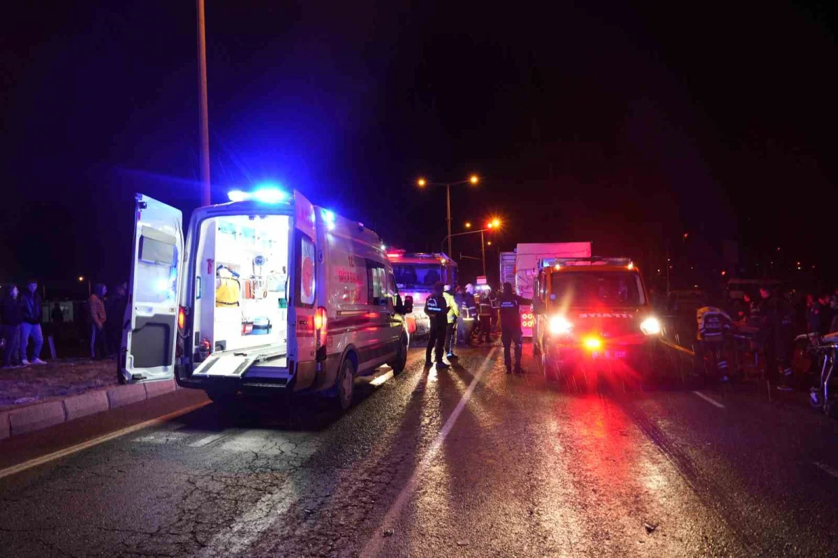 Niğde'de kamyonet tıra çarptı: 1 ağır yaralı 2