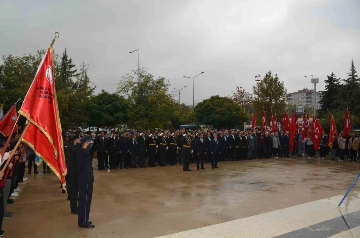 Besni'de 29 Ekim Cumhuriyet Bayramı kutlamaları çelenk töreniyle başladı 1