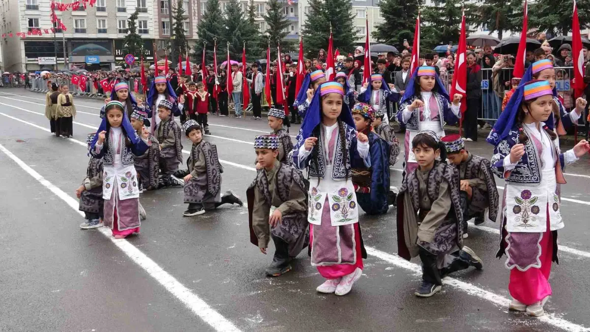 Kars'ta Cumhuriyet'in 103. yılı kutlamalarında 103 öğrenci halay çekti 4