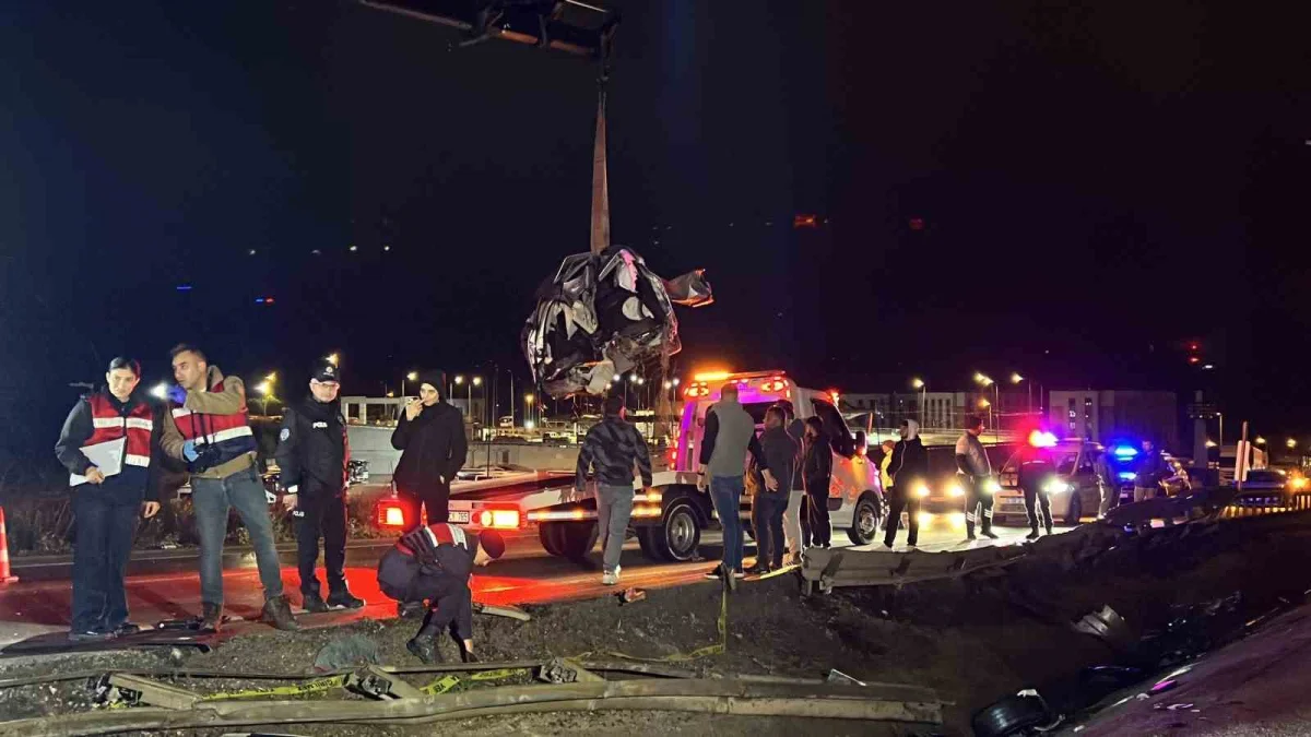 Çanakkale'de ikiye bölünen otomobilde can veren Efe Serin toprağa verildi 5