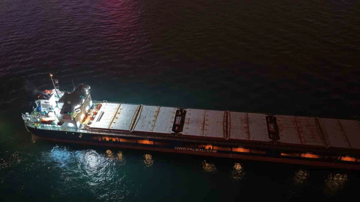İstanbul Boğazı'nda arızalanan kargo gemisi yeniden seyrine başladı 1