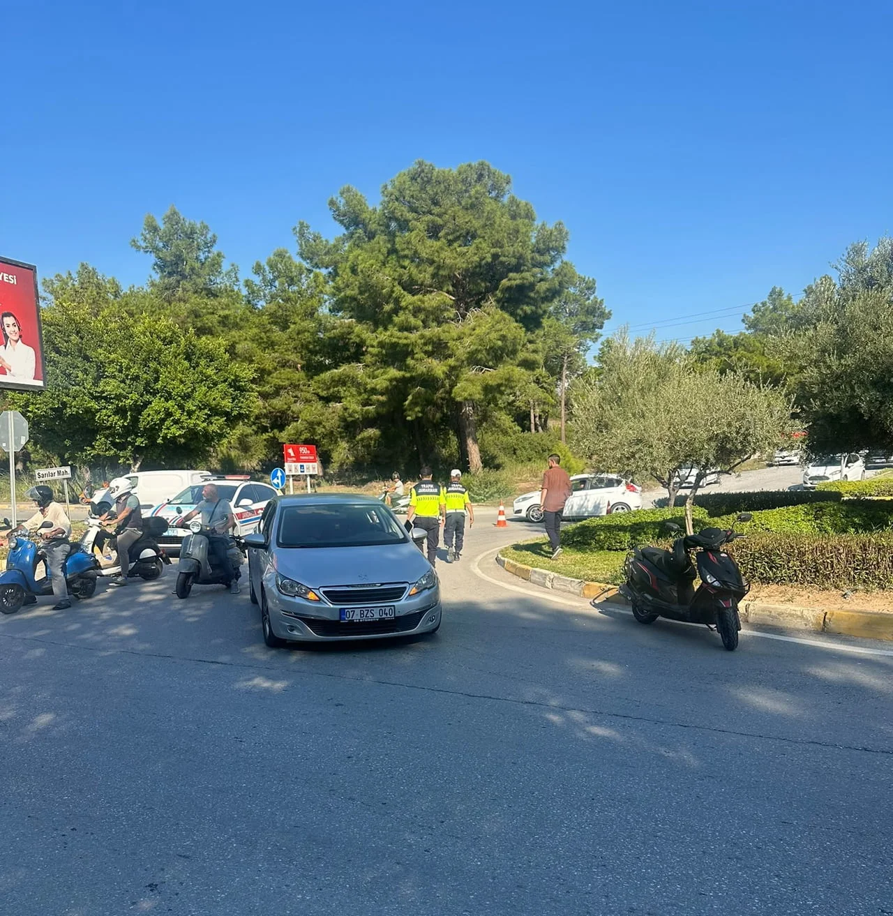ANTALYA'NIN MANAVGAT İLÇESİNDE OTOMOBİL İLE MOTOSİKLETİN ÇARPIŞMASI SONUCU MEYDANA GELEN TRAFİK...