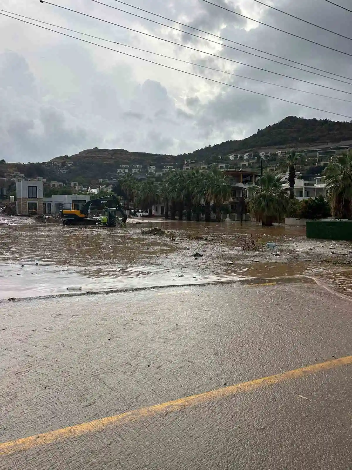 Bodrum'da sağanak yağış yolları kapattı, bahçe duvarı çöktü 5