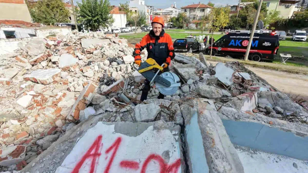İzmir merkezli 6,7 büyüklüğündeki deprem senaryosu 3 ilde ekipleri harekete geçirdi 2