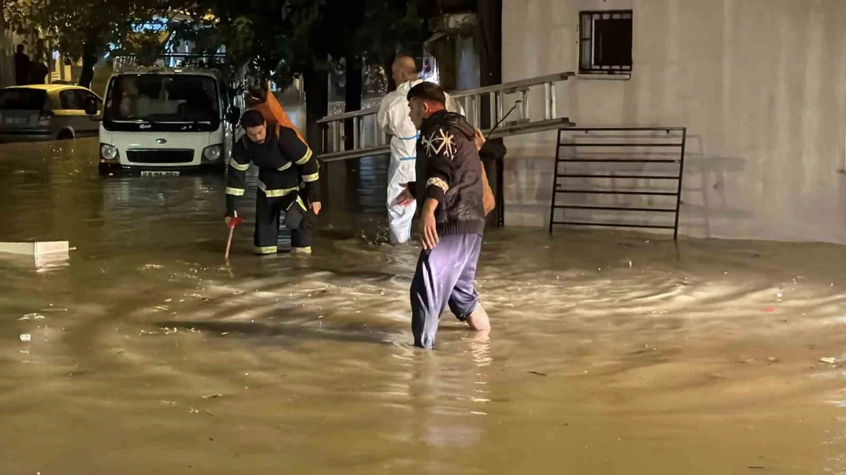Adıyaman'da su basan evde mahsur kalan iki yaşlı kadın pencereden kurtarıldı 5
