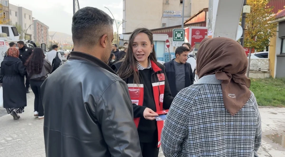 Yüksekova'da şiddetle mücadele için KADES stantları kuruldu 5