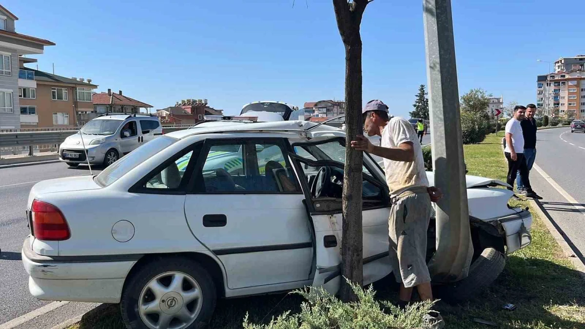Alanya'da aydınlatma direğine çarpan otomobilin sürücüsü kaçtı: 1 yaralı 1