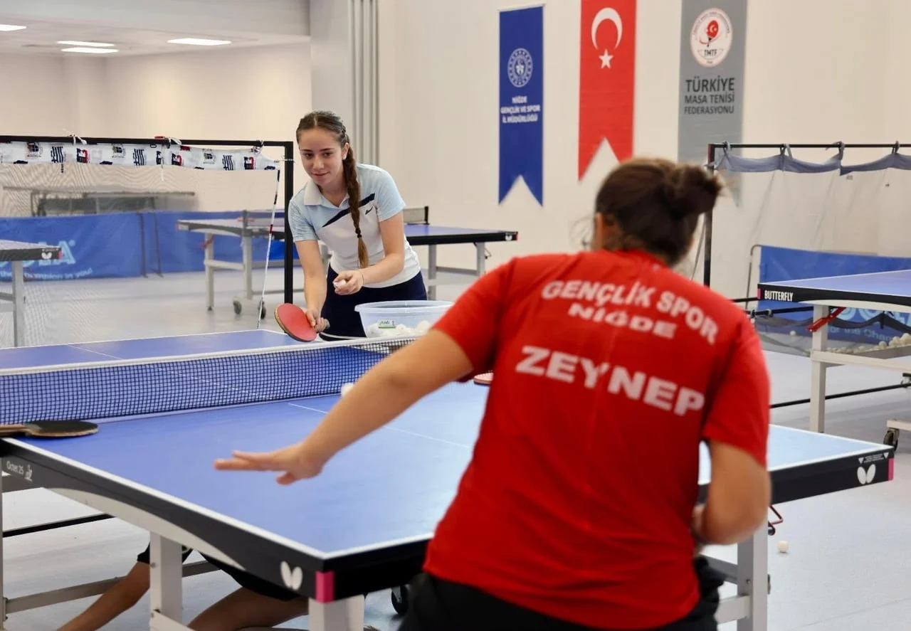 NİĞDE’DE AMATÖR SPOR HAFTASI’NDA MASA TENİSİ HEYECANI