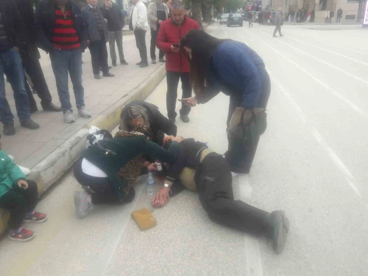 KASTAMONU’DA CUMHURİYET MEYDANINDA KARŞIYA GEÇMEK İSTEYEN YAYAYA OTOMOBİL ÇARPTI. YARALANAN YAYA...