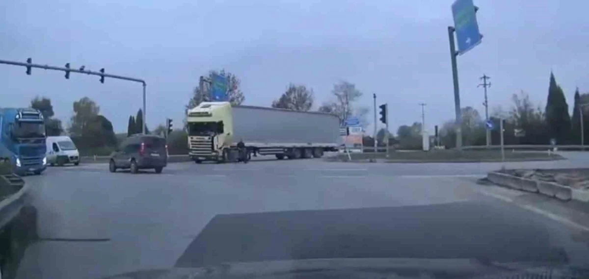 Sakarya'da trafiği birbirine katan uyuşturucu kuryesi kovalamacayla yakalandı 2