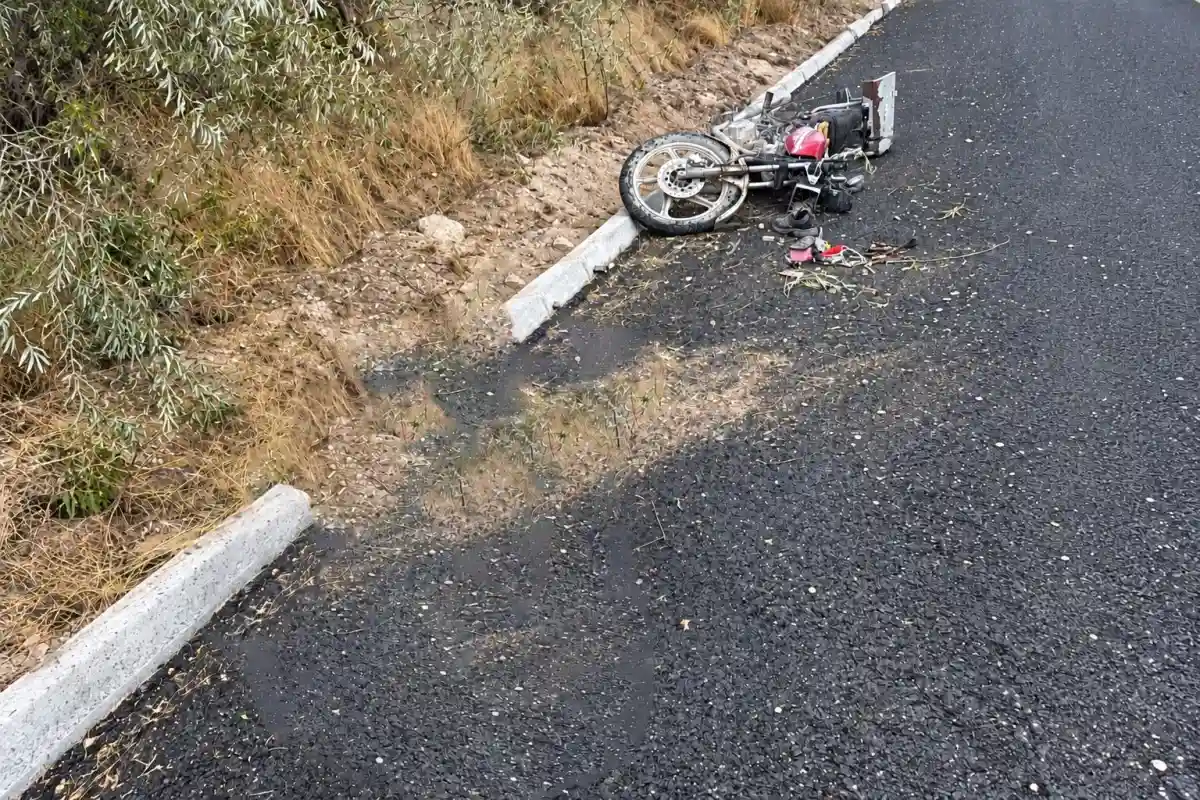 Niğde'de sollama yapan motosiklet şarampole devrildi: 1 ağır yaralı 1