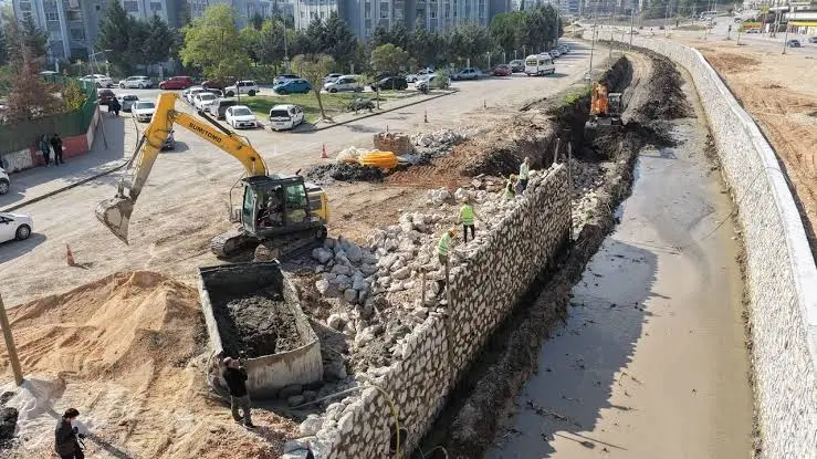 Nilüfer derelerinde taş duvar örme çalışmaları sürüyor., yapay zekayla üretilmiş