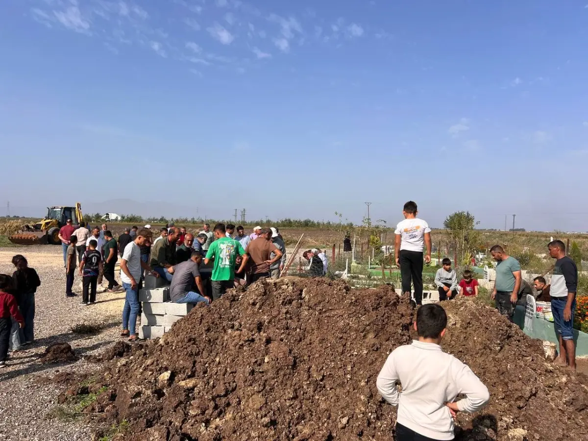 Hatay'da otomobilin çarptığı anne ve 4 yaşındaki kızı yan yana toprağa verildi 5