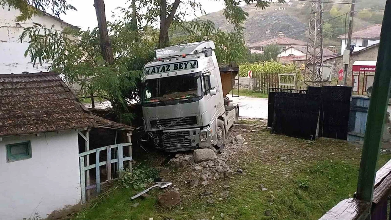 TOKAT’IN SULUSARAY İLÇESİNDE YAĞIŞ NEDENİYLE KAYARAK BİR EVİN BAHÇESİNE GİREN TIRIN SÜRÜCÜSÜ YARA...