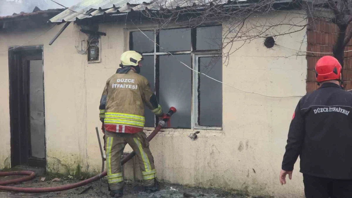 Düzce'de sobadan çıkan yangında tek katlı ev küle döndü 1