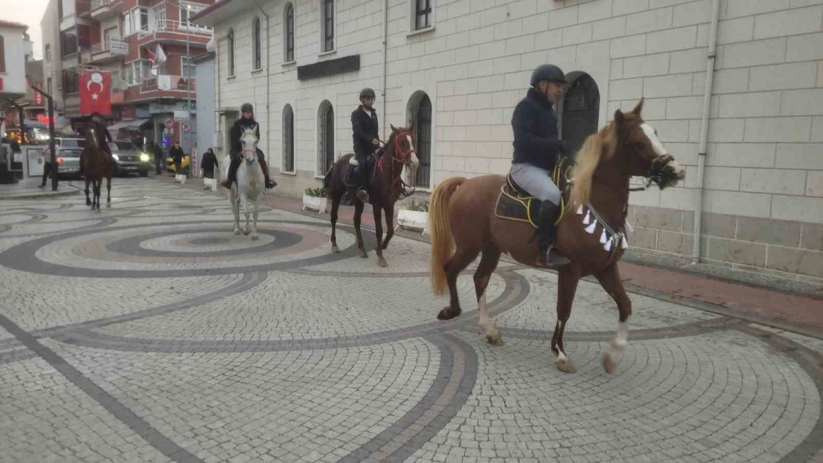 Cumhuriyet’in 103’üncü yılında tarihi İstiklal Yolu’nda 95 kilometrelik atlı yolculuk 4