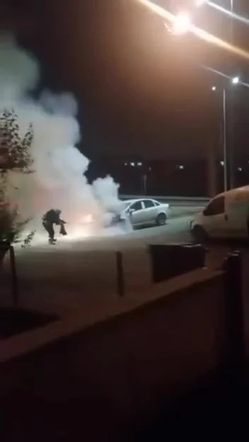 Körfez'de alevlere teslim olan otomobil itfaiye ekiplerince söndürüldü 3