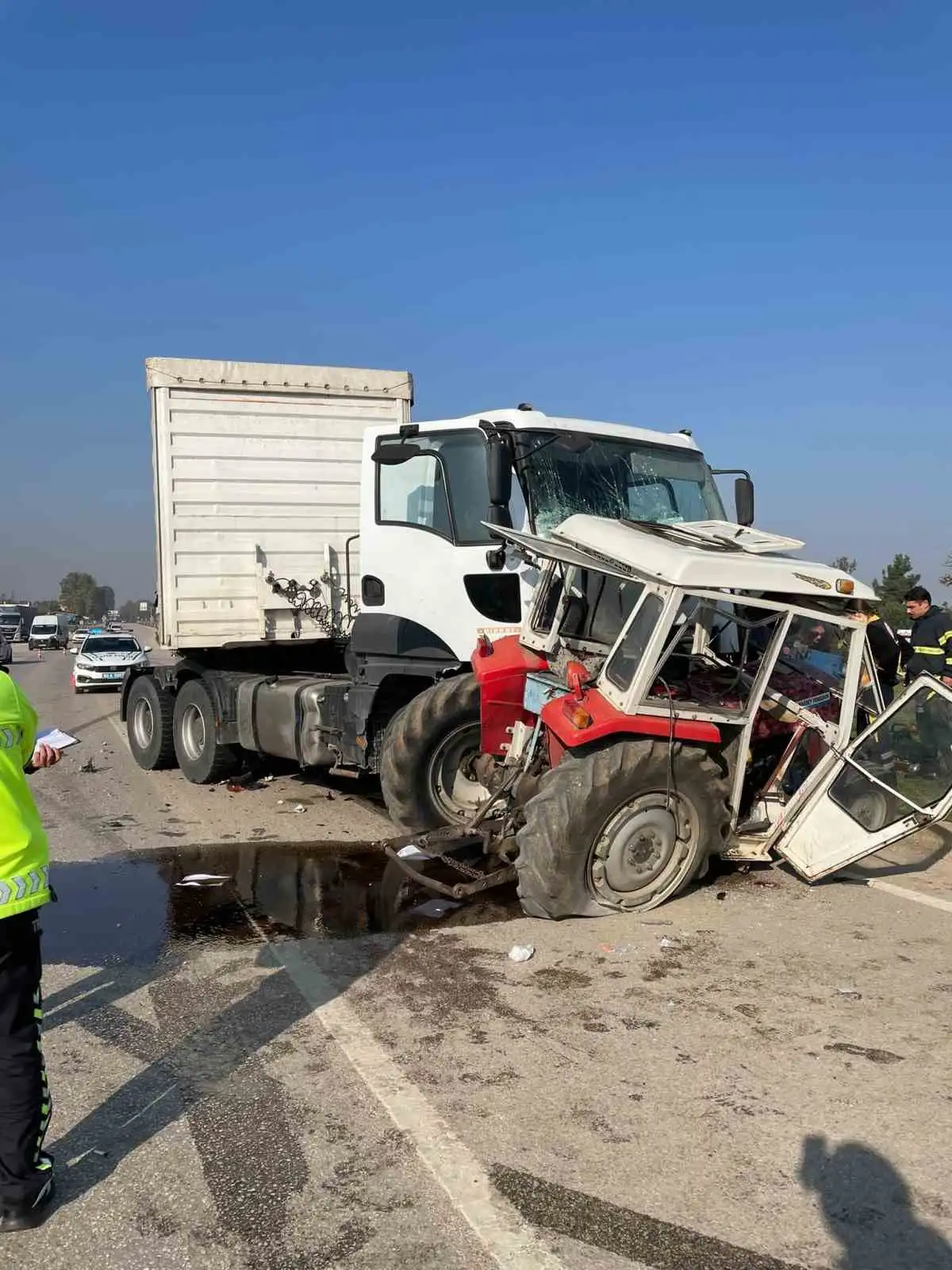 Tokat'ın Erbaa ilçesinde askeri tır ile traktör çarpıştı: 2 ölü, 1 yaralı 4