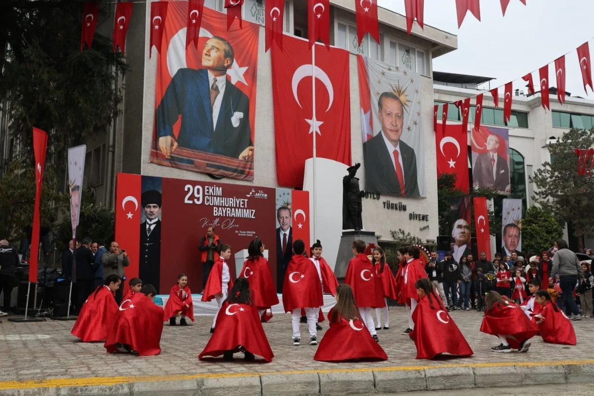 Artvin'de Cumhuriyet'in 103. yıl dönümü törenlerle kutlandı 5