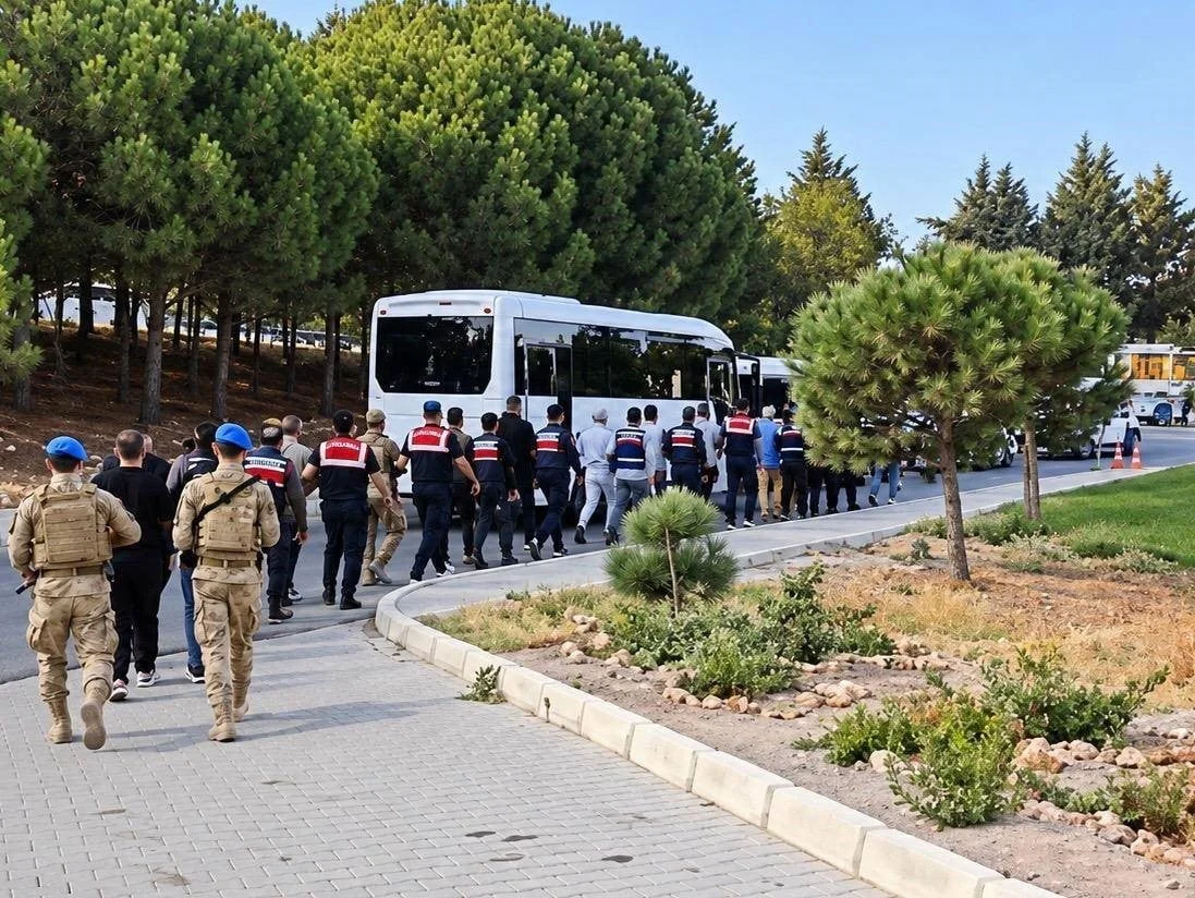 İZMİR'İN ÇEŞME İLÇESİNDE JANDARMA EKİPLERİ TARAFINDAN BELEDİYEYE YÖNELİK DÜZENLENEN 'RÜŞVET...