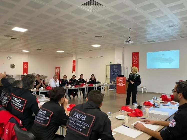 KÜTAHYA’DA AKUB GÖNÜLLÜLERİNE PSİKOLOJİK İLK YARDIM EĞİTİMİ
