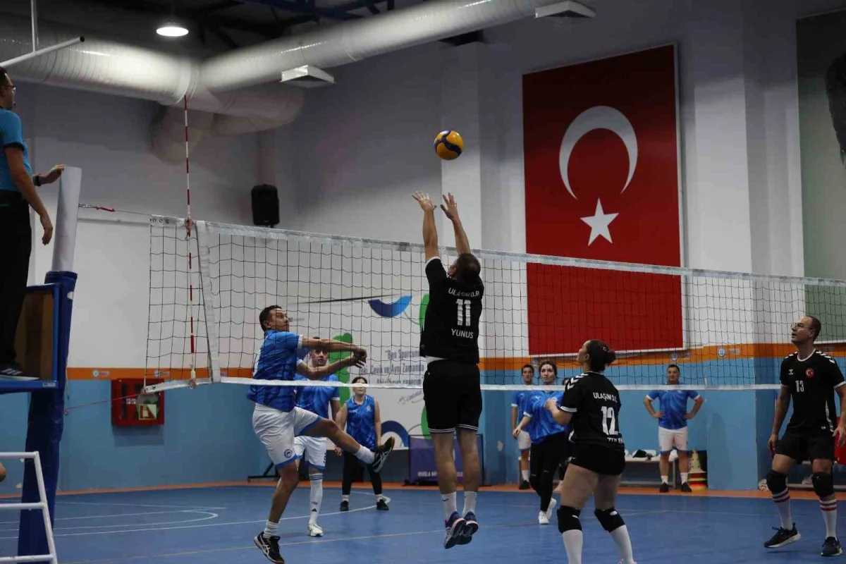 Muğla'da büyükşehir personeli Cumhuriyet Kupası için sahaya çıktı 1