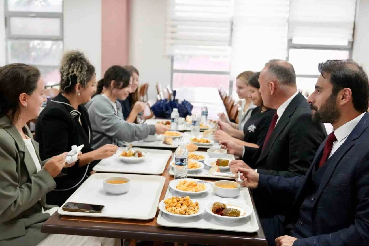 MÜDÜR ÖZALP, BANDIRMA’DAKİ YURTLARDA ÖĞRENCİLERLE BULUŞTU
