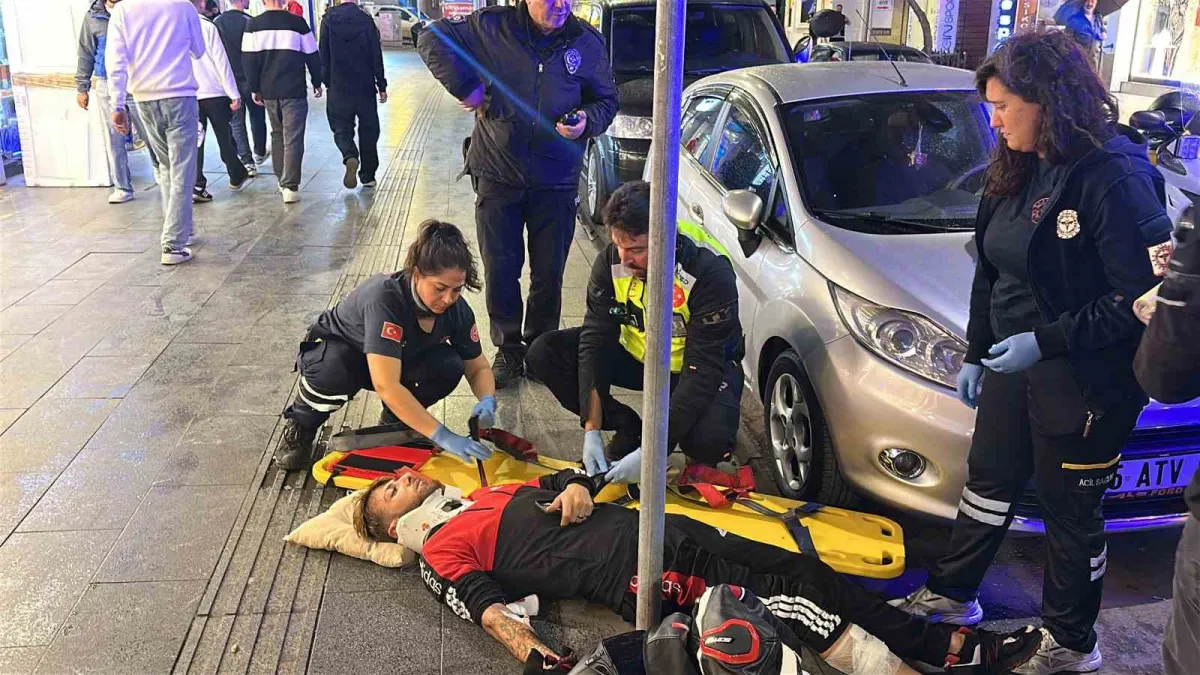 Samsun'da iki otomobilin arasından geçmeye çalışan motosikletli yaralandı 1