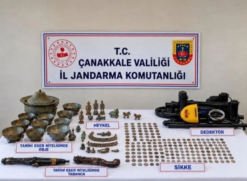 ÇANAKKALE'DE TARİHİ ESER KAÇAKÇILARINA JANDARMA ENGELİ, ÇOK SAYIDA TARİHİ ESER NİTELİĞİNDE MALZEME...